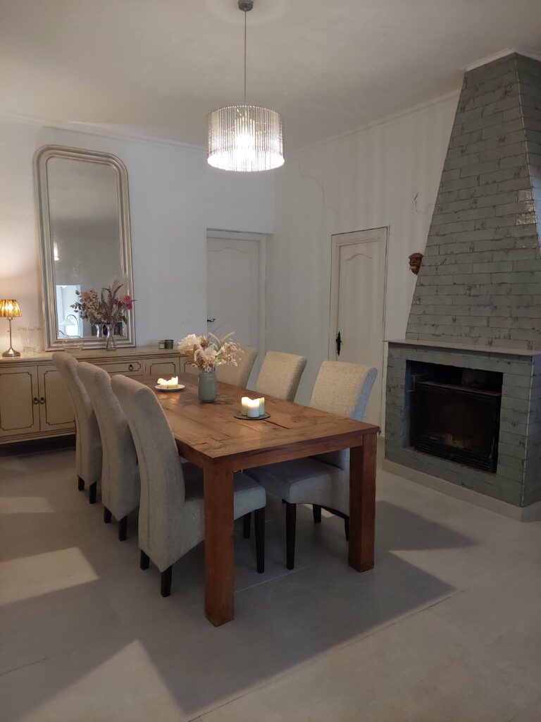Eetkamer met openhaard
