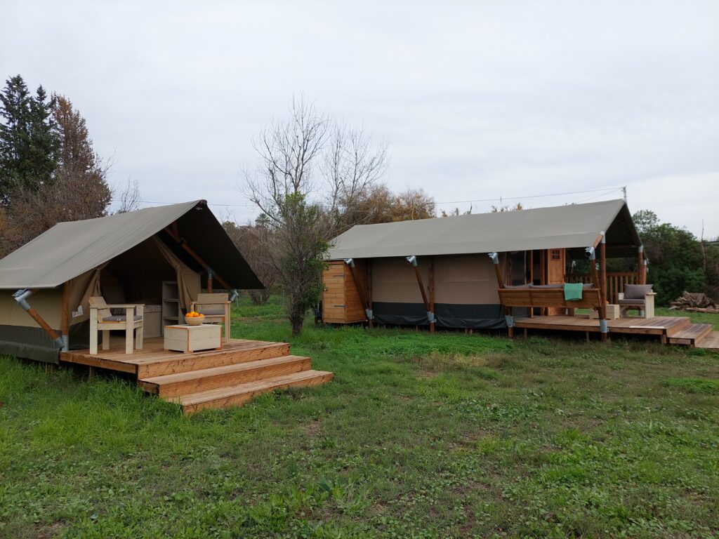 Het terrein bij de tenten